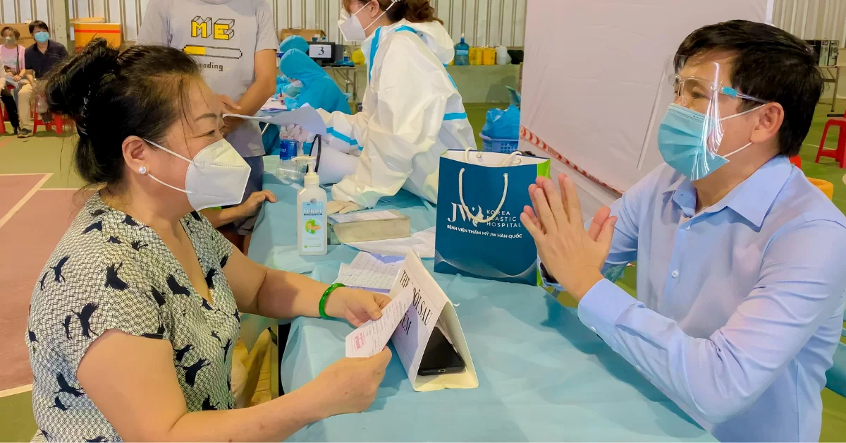 Bác sĩ Tú Dung đến điểm tiêm vaccine cộng đồng, trực tiếp động viên người già