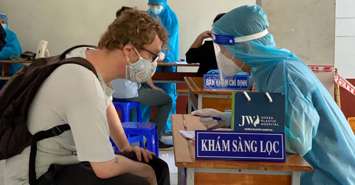 Tiêm vaccine cho người nước ngoài: Khi tình người vượt khỏi biên giới