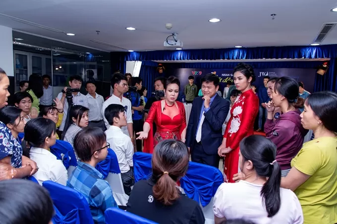 Việt Hương xin cho 11 thí sinh khiếm khuyết được thẩm mỹ miễn phí