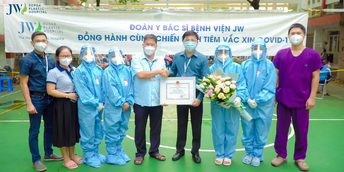 Chiến sĩ JW nhận hoa quà và bằng khen từ UBND Quận 6 chặng đường phủ xanh vắc xin sắp kết thúc