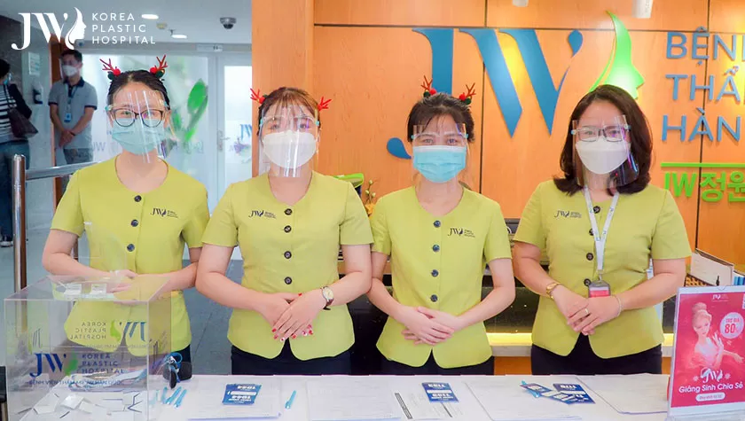 Nhân viên Bệnh viện JW sẵn sàng phụ vụ