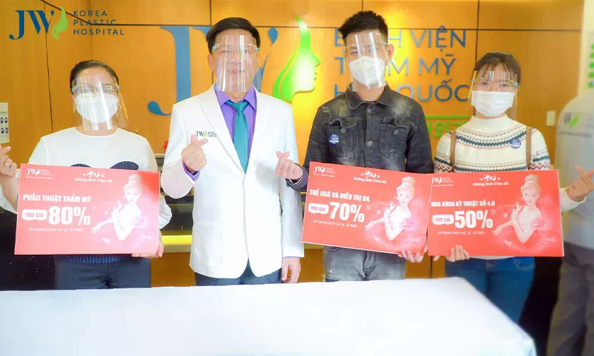 Bác sĩ Tú Dung cùng 3 vị khách hàng may mắn thắng giải