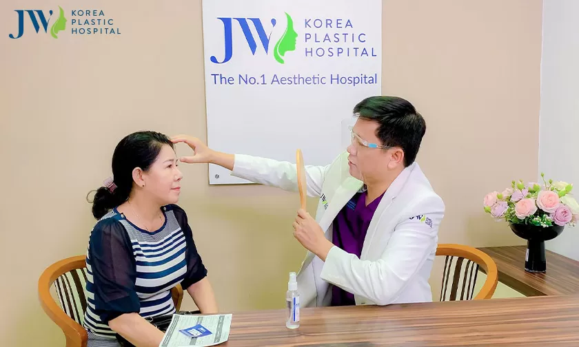 Bác sĩ Tú Dung đang tư vấn cho nữ khách hàng