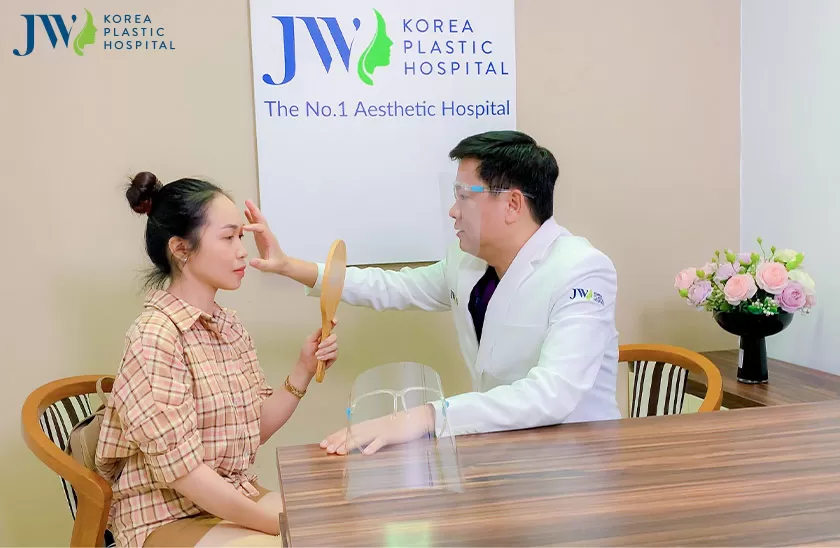 Bác sĩ Tú Dung đang phân tích trường hợp của khách hàng