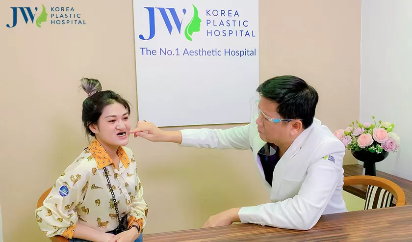 Bác sĩ Tú Dung tư vấn cho nữ khách hàng