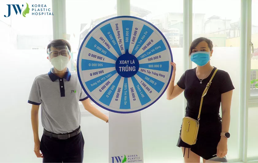 Nữ khách hàng háo hứ xoay vòng xoay may mắn