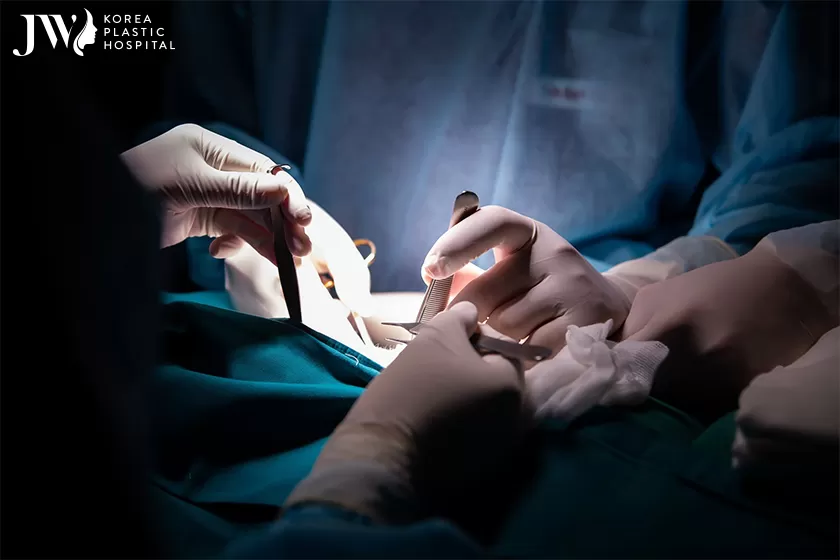 Cận cảnh quá trình phẫu thuật ở phòng mổ bệnh viện JW