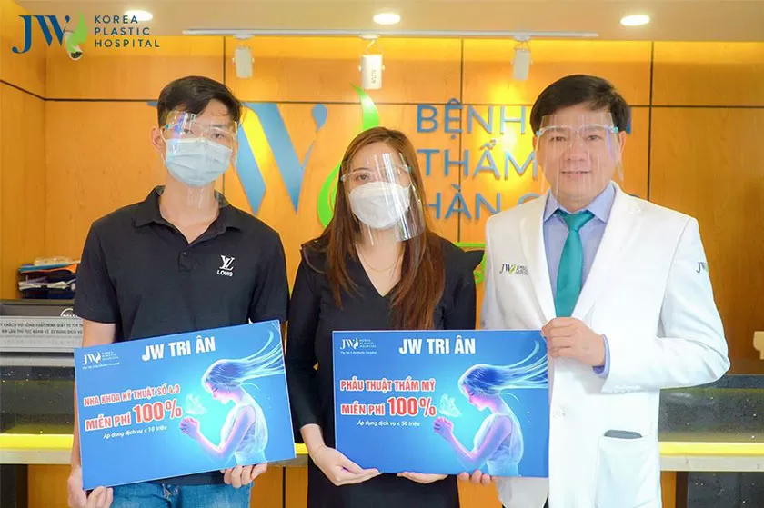 Bác sĩ Tú Dung trao thưởng cho hai khách hàng may mắn