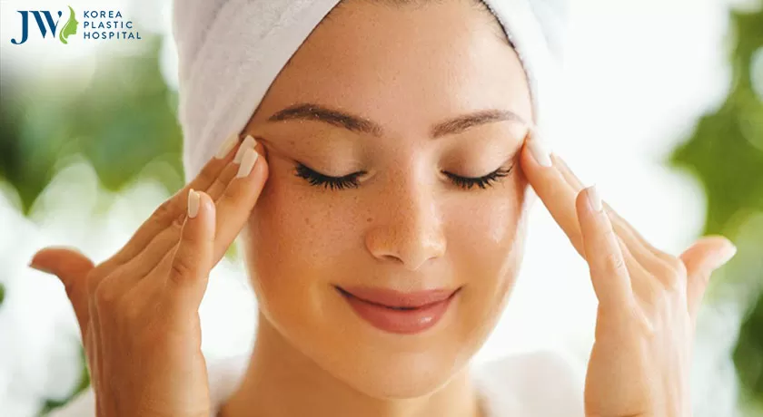 Massage thư giãn làm giảm bọng mắt