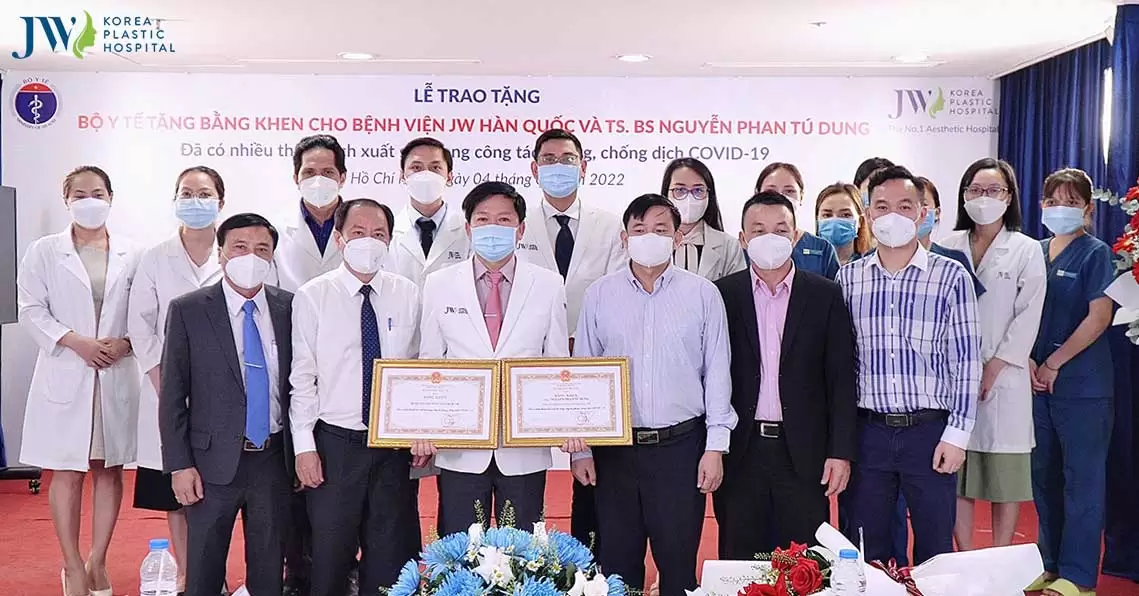 Bác sĩ Tú Dung và Bệnh viện JW nhận bằng khen trong công tác chống Covid-19