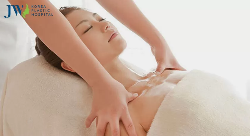 Kéo núm vú bị tụt bằng cách massage