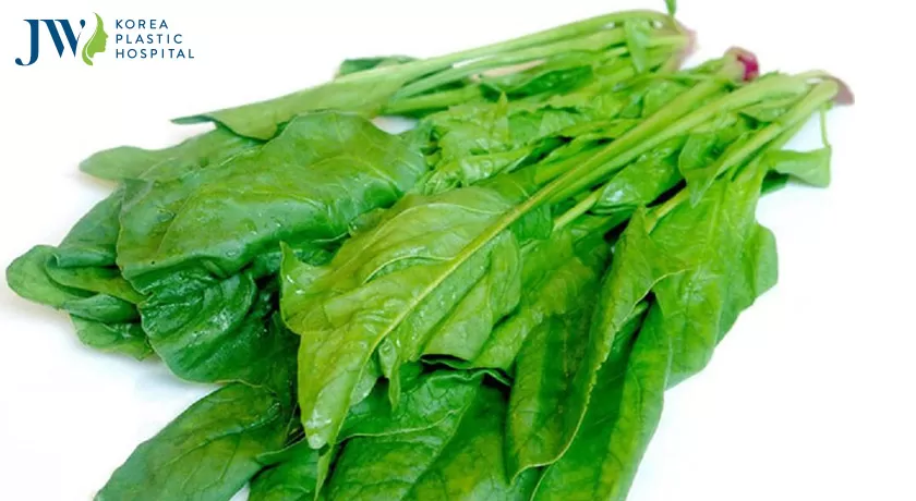 Rau bó xôi hỗ trợ thu gọn ngực rất hiệu quả.