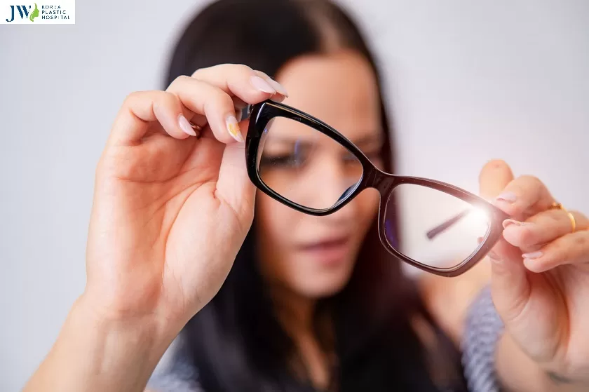 Đeo kính bị sụp mí