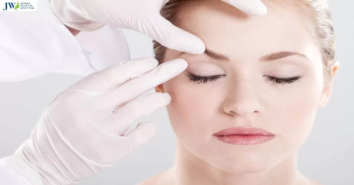 Đeo kính bị sụp mí: Nguyên nhân, cách điều trị
