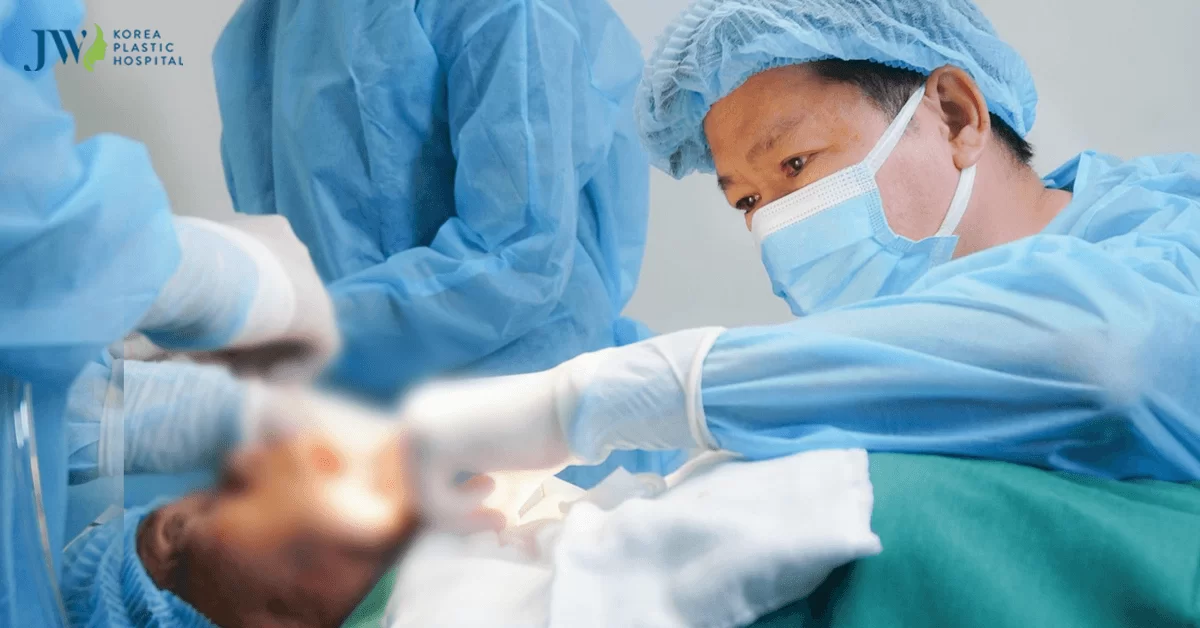 Bác sĩ Tú Dung cấy mỡ tế bào gốc cho người đàn ông “mặt cóc” hé lộ ca siêu phẫu tiếp theo