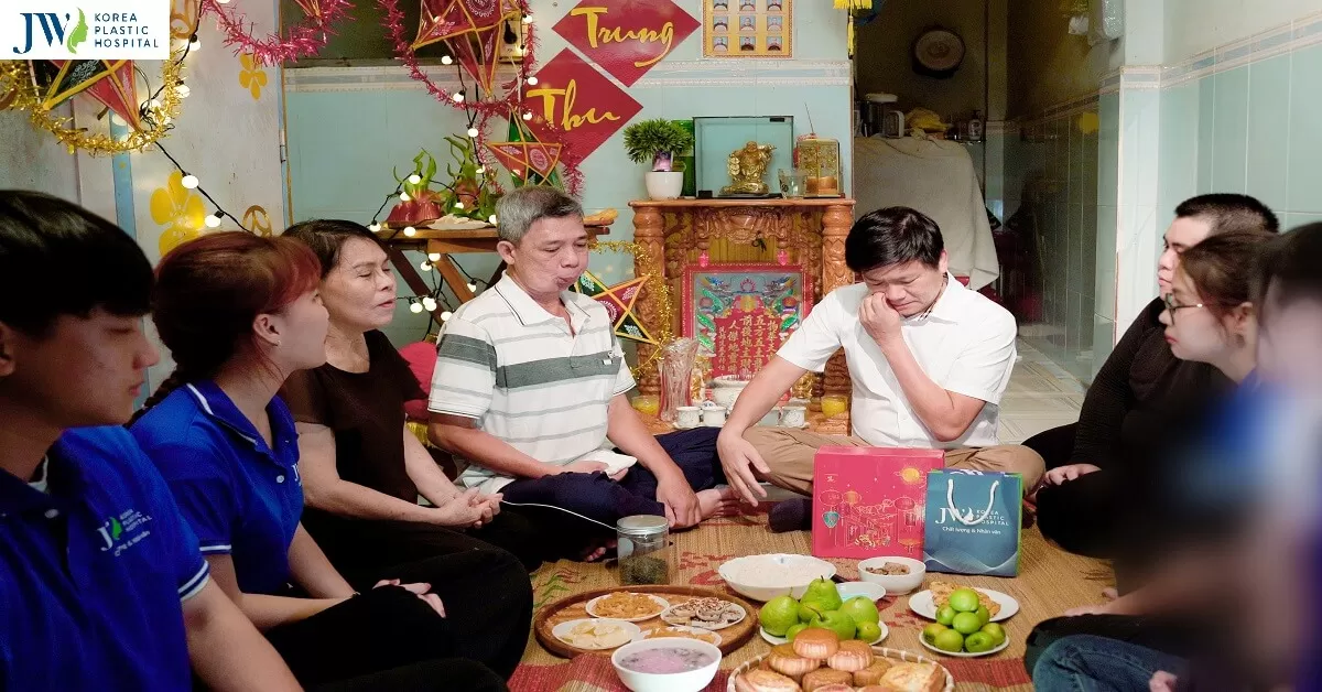 Bác sĩ Tú Dung thăm tặng quà tết Trung Thu cho chú Khanh