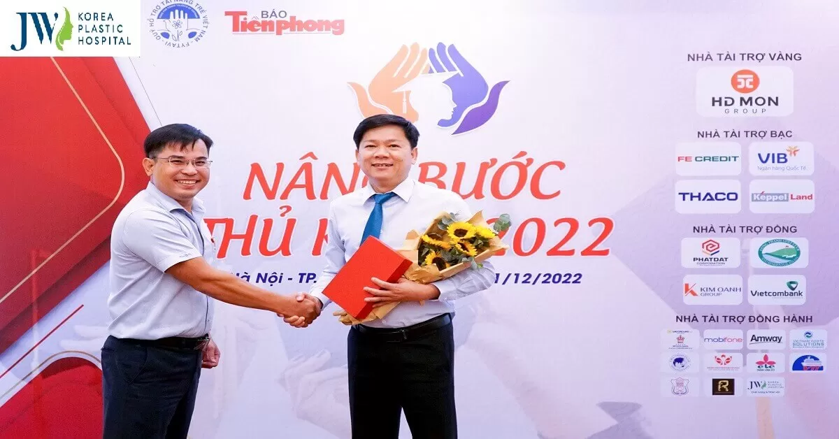 Bác sĩ Tú Dung trao học bổng “Nâng bước thủ khoa” tiếp sức sinh viên đến trường