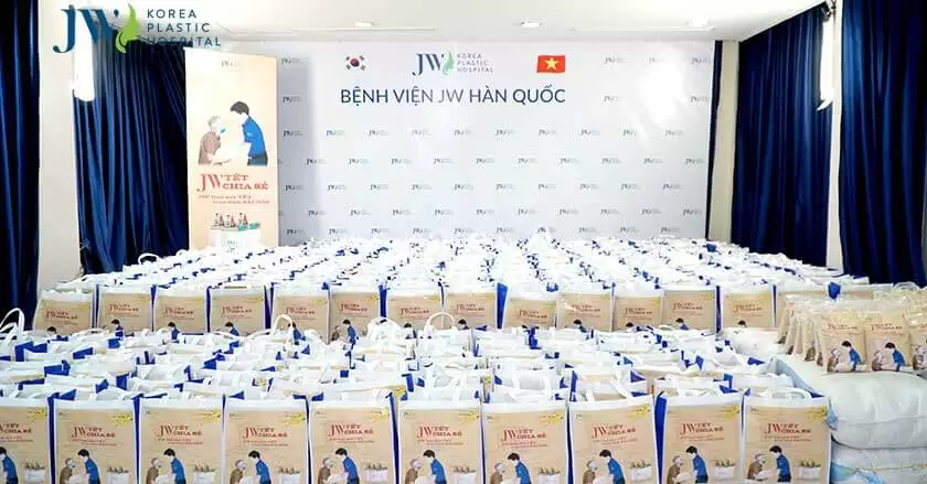 Hành trình JW Tết chia sẻ: JW trao quà Tết, trọn tình Sài Gòn