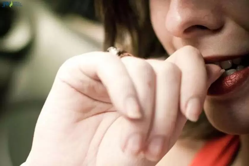 Thói quen cắn móng tay 