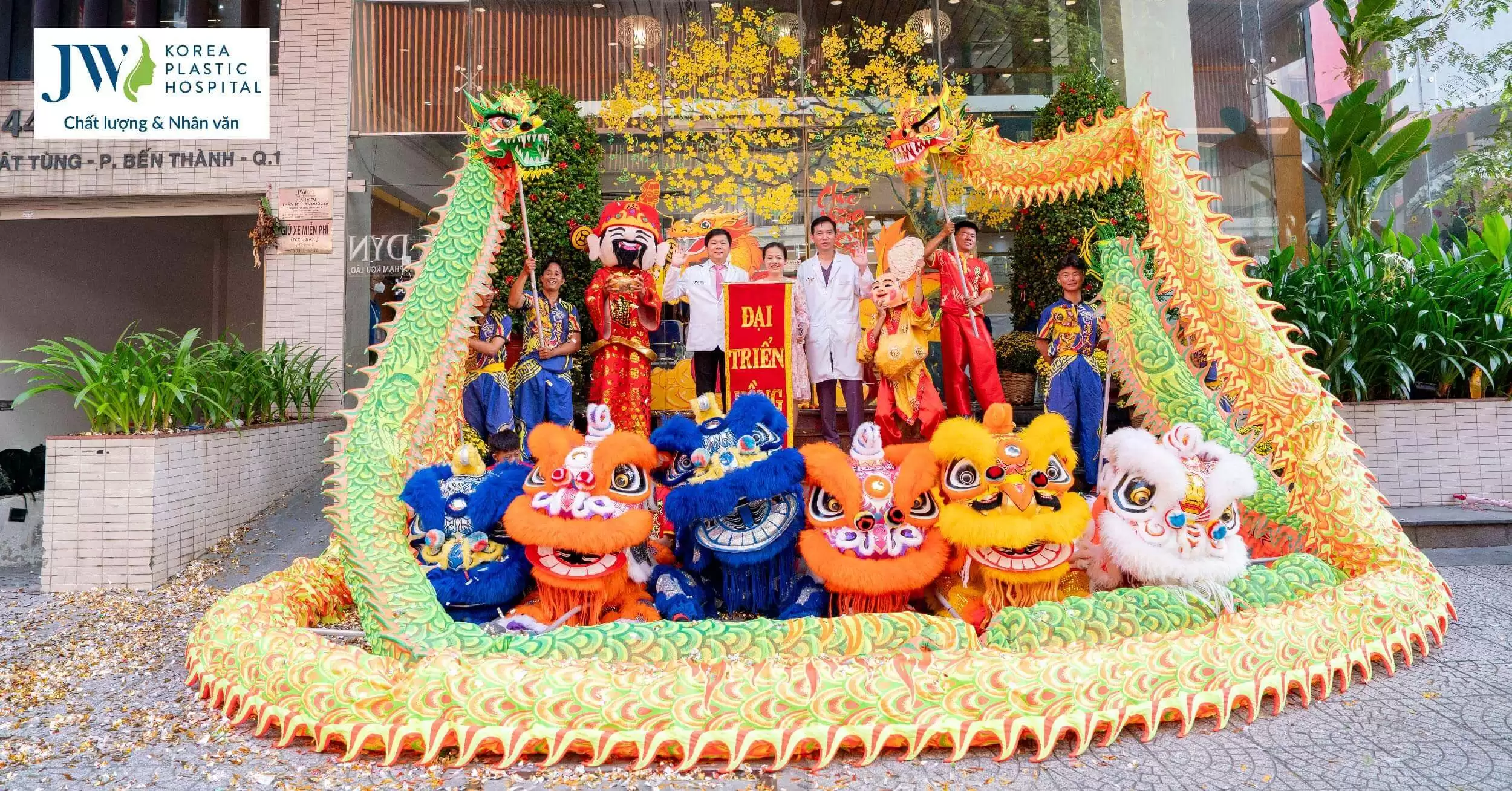 Hơn 1000 khách hàng ùn ùn kéo đến bệnh viện JW xông đất đầu năm