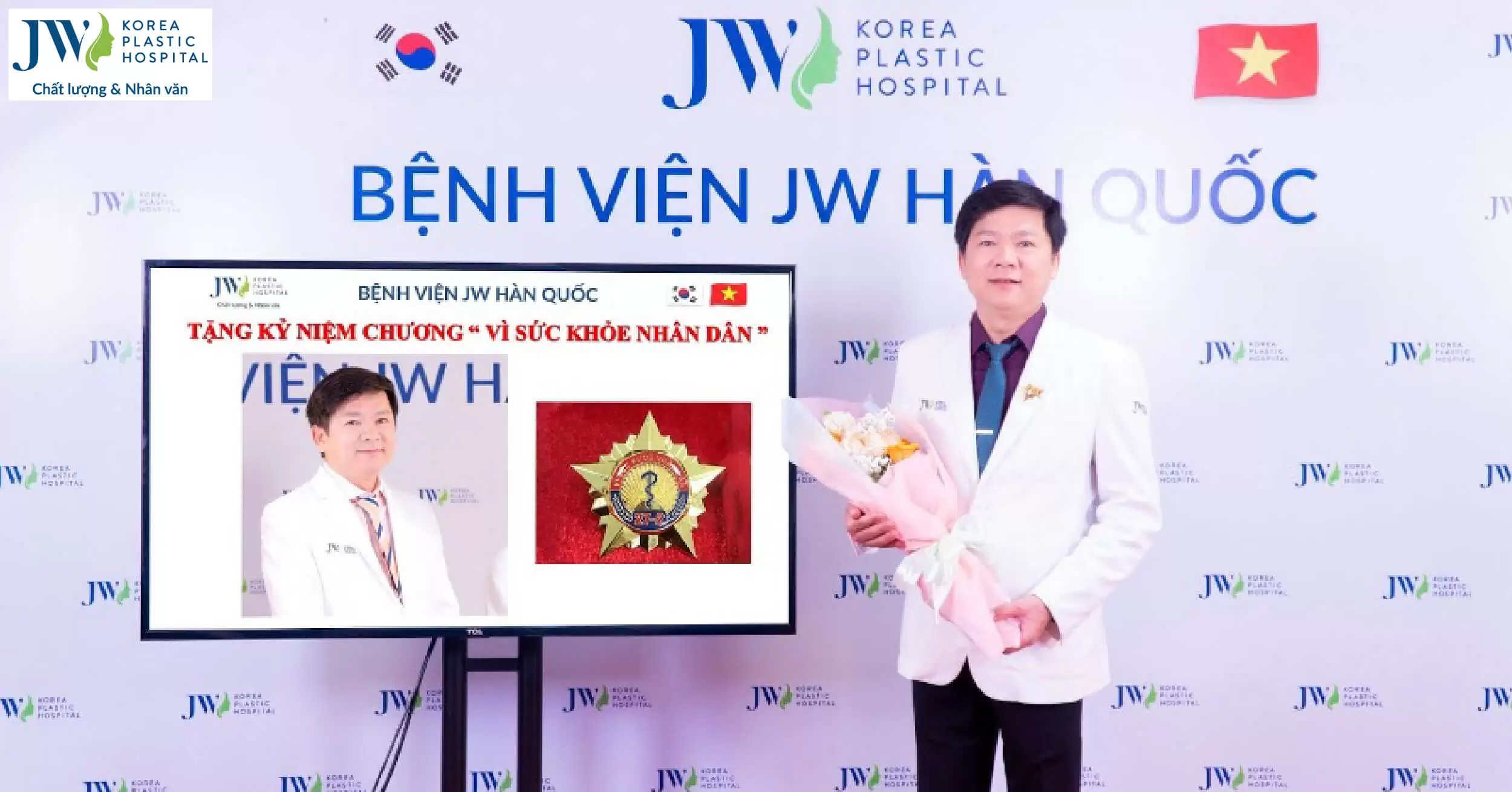 Bác sĩ tú dung vinh dự được bộ y tế trao giải thưởng “vì sức khoẻ nhân dân”