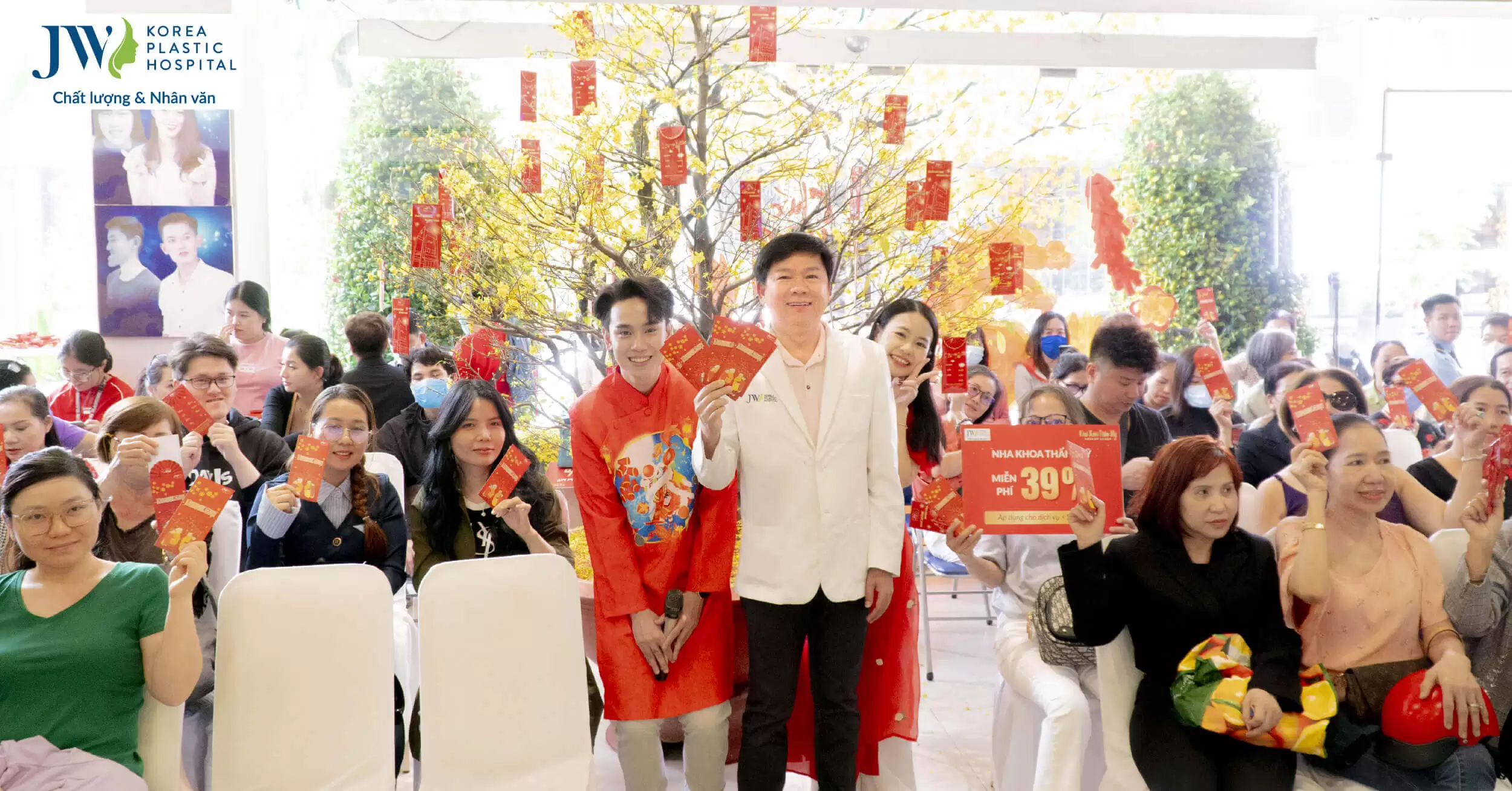 Bác sĩ Tú Dung hào phóng lì xì mạnh tay cho nhiều chị em đến JW xông đất