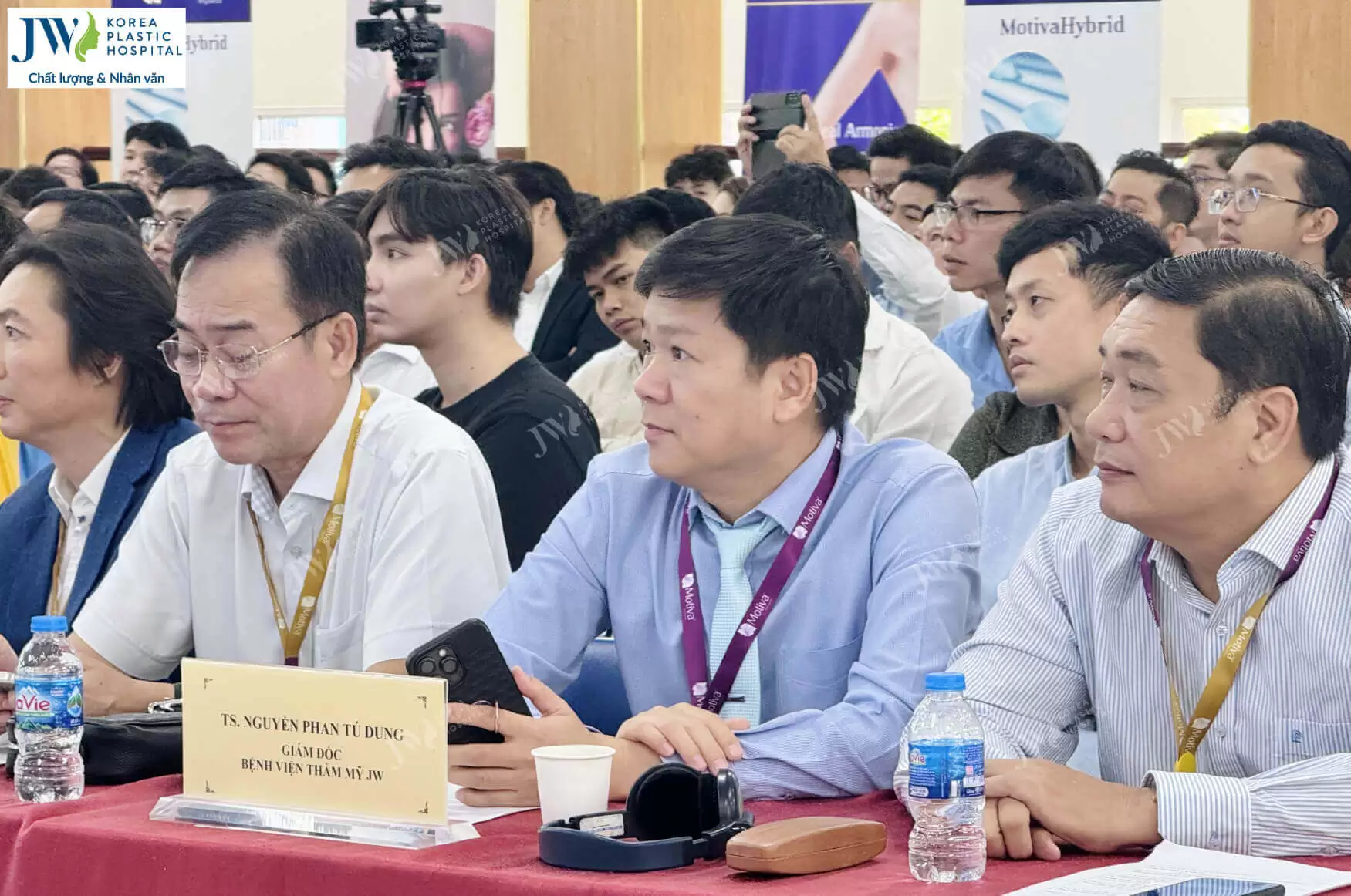 bac-si-tu-dung-tai-hoi-nghi-motiva-hybrid7