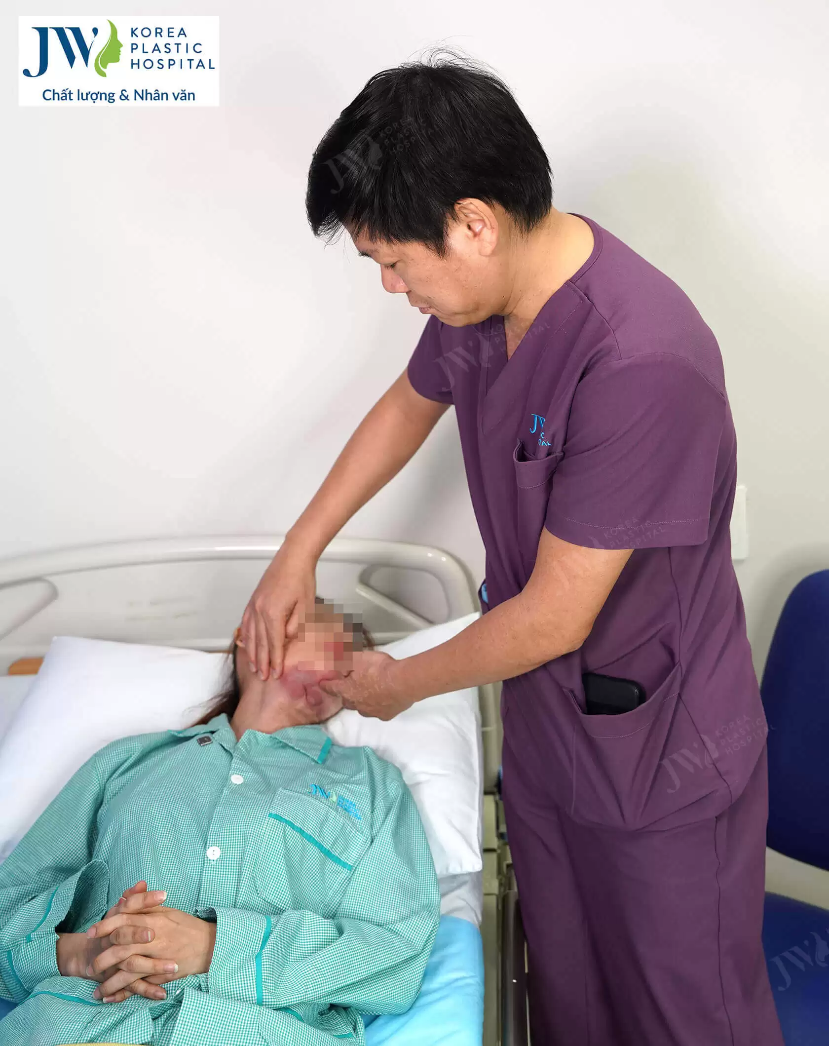 Bac si Tu Dung tham kham 