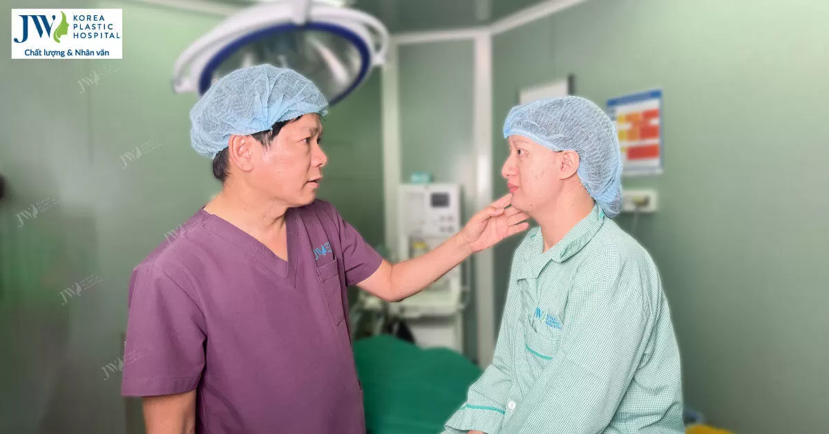 Ghép da trị lật mi cho người phụ nữ 30 năm không nhắm mắt