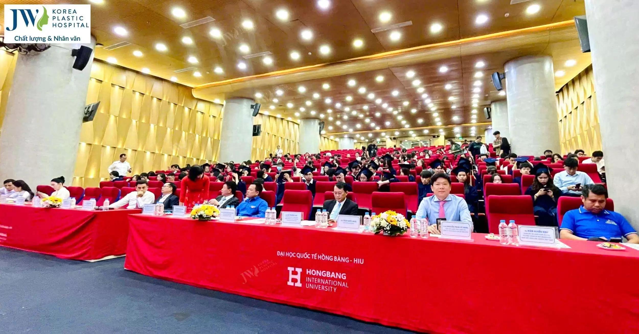 Bác sĩ Tú Dung trao học bổng cho 90 sinh viên Nâng bước thủ khoa nuôi dưỡng anh tài Việt
