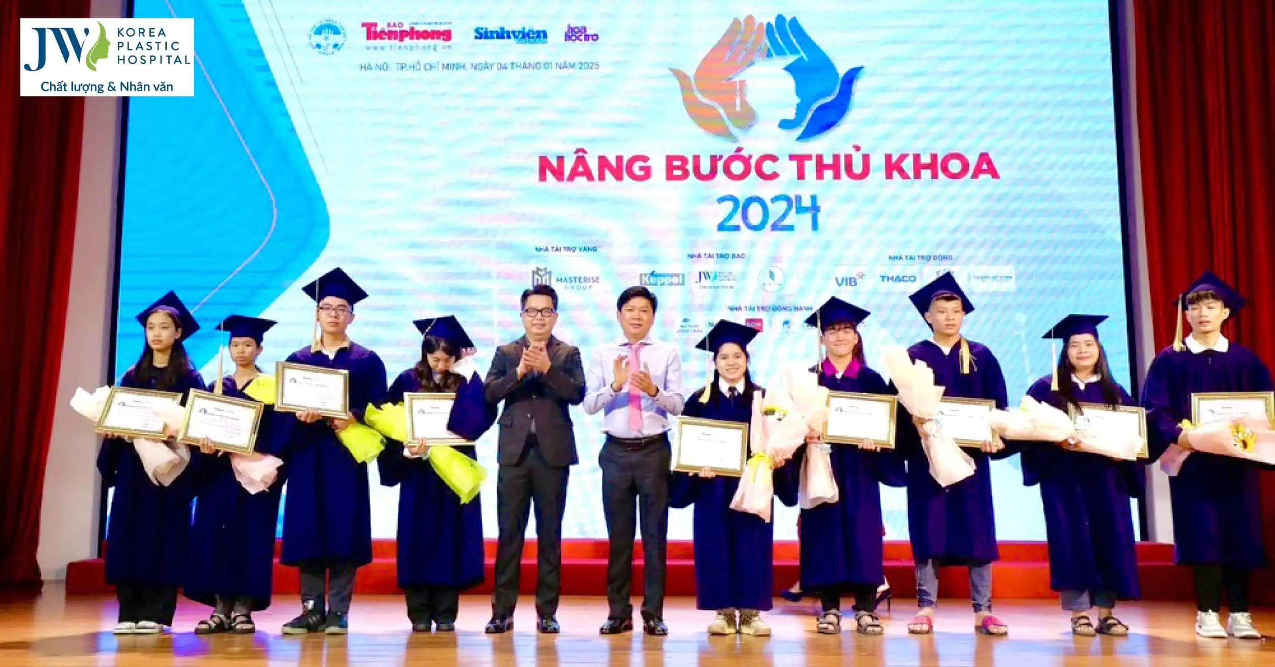 Phóng sự ảnh: Toàn cảnh Chương trình trao học bổng Nâng bước thủ khoa 2024 tại Trường Đại học Hồng Bàng 
