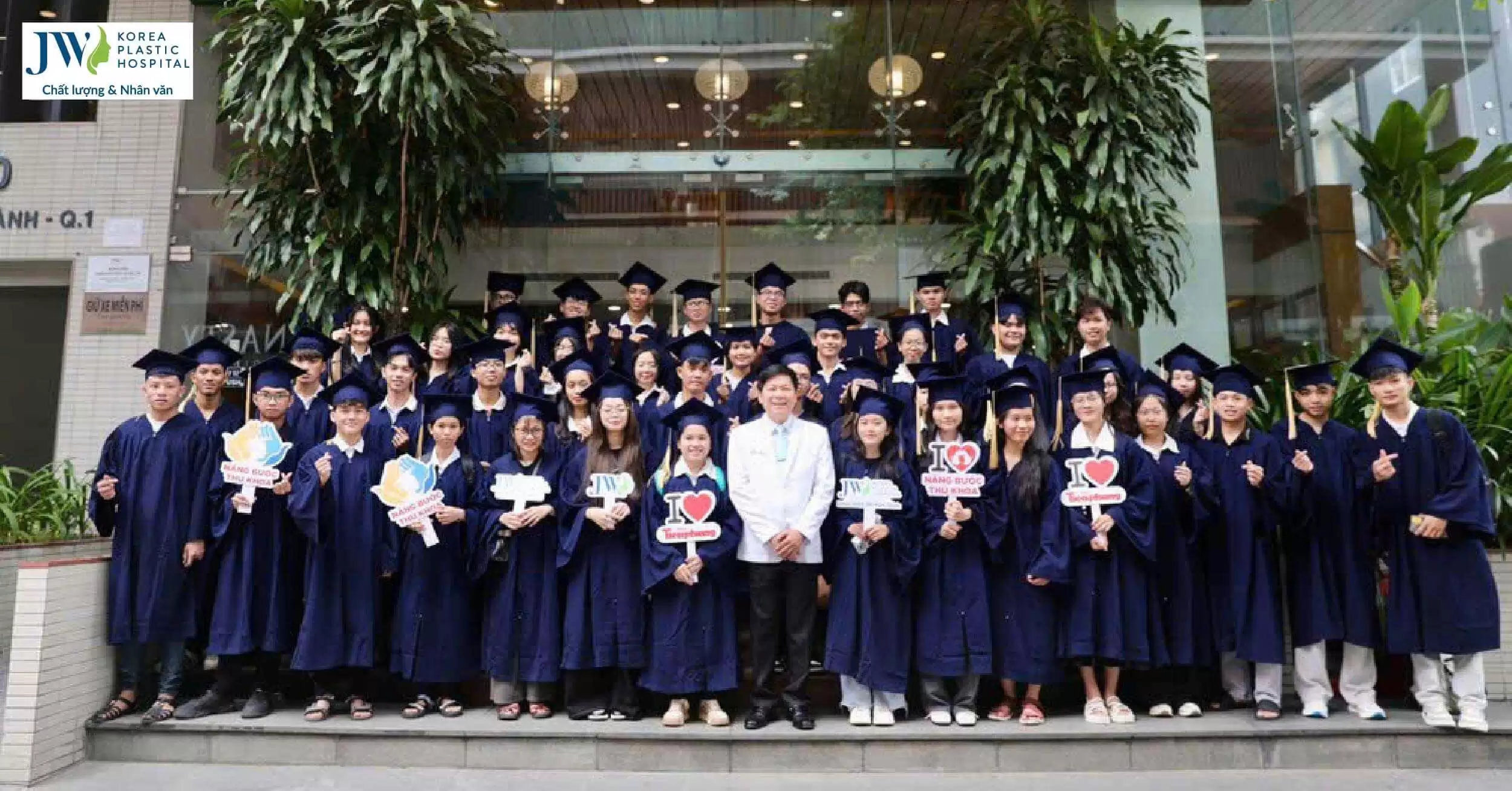 Bác sĩ Tú Dung truyền cảm hứng cho 90 sinh viên xuất sắc nhận học bổng “Nâng bước thủ khoa 2024” tại Bệnh viện JW