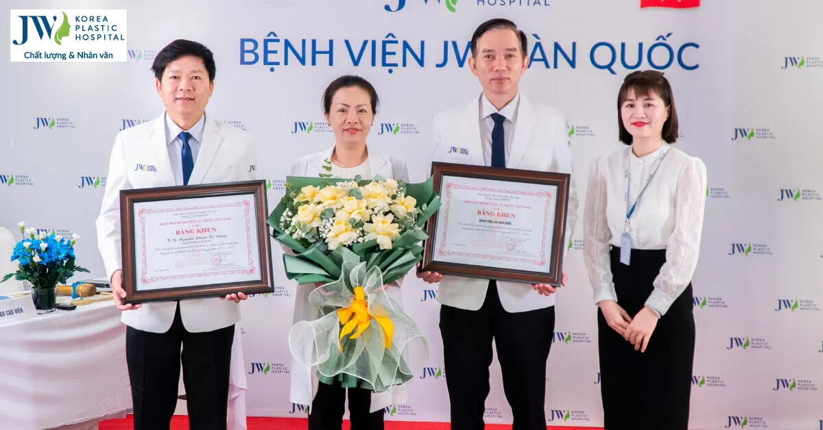 Bệnh viện JW và Bác sĩ Tú Dung nhận bằng khen vinh danh từ Hiệp hội Bệnh viện tư nhân Việt Nam 